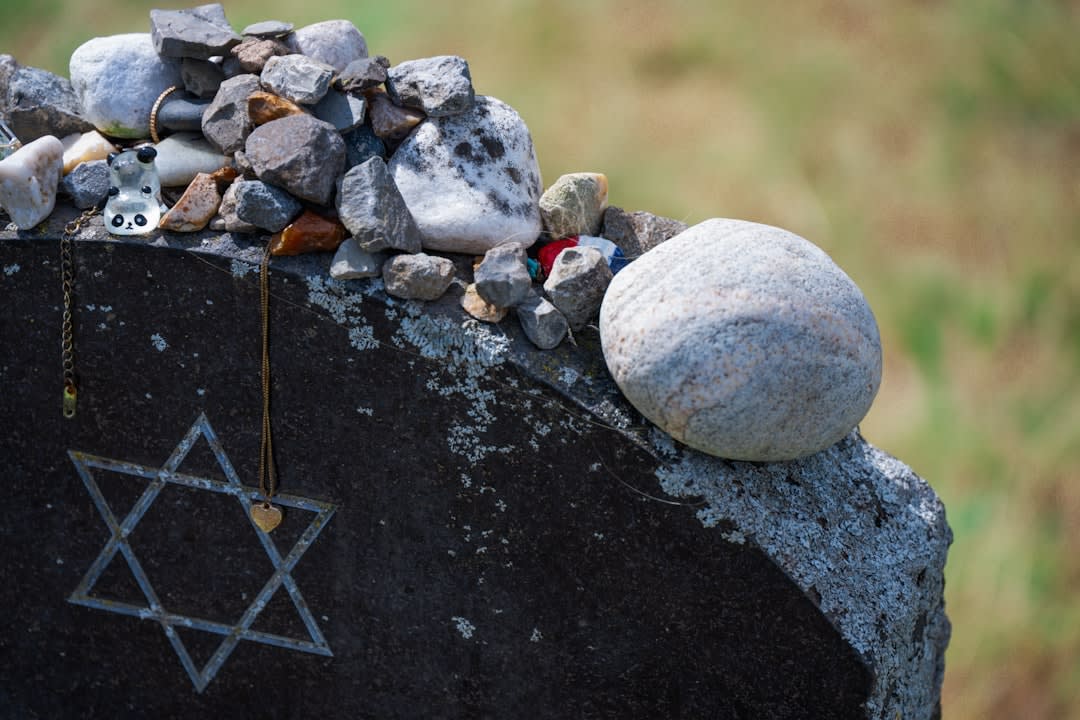 Why Do Jews Put Pebbles On Graves